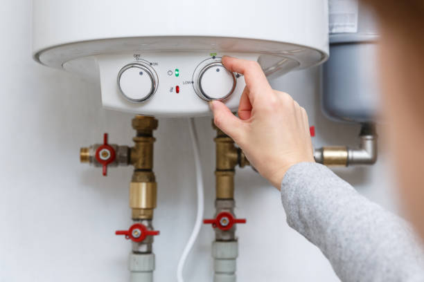 zenskaia-ruka-pomeshhaet-termostat-elektriceskogo-vodonagrevatelia-v-rezim-ekonomiijpg-s612x612w0k20ch-zpxfxjkdn-p-e15deddfz3skc-ehbxjcpyi9gzafs